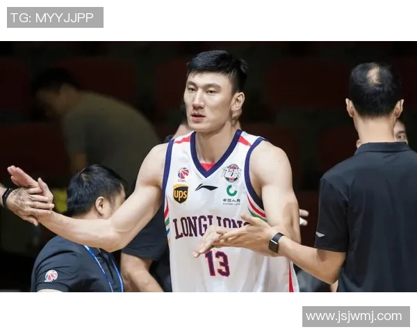 以中锋为核心战术打造球队攻防体系的创新探索